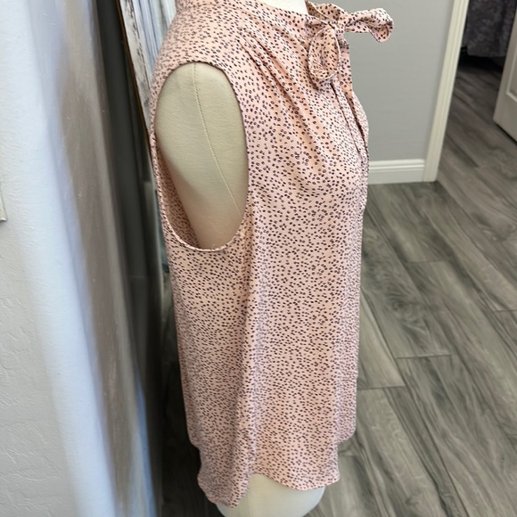 Ann Taylor Beautiful Ladies V Neck Sleeveless Top - Picture 5 of 6